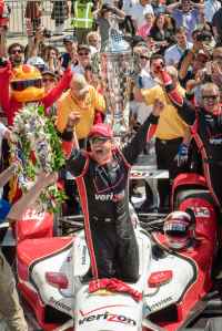 Juan Pablo Montoya celebra su segunda victoria en Indy 500, la 16 para el equipo Penske en la legendaria prueba. 